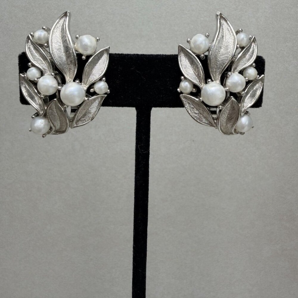 Crown Trifari 1960s Silver Tone Leaf Pearl Clip Earrings Mint Condition